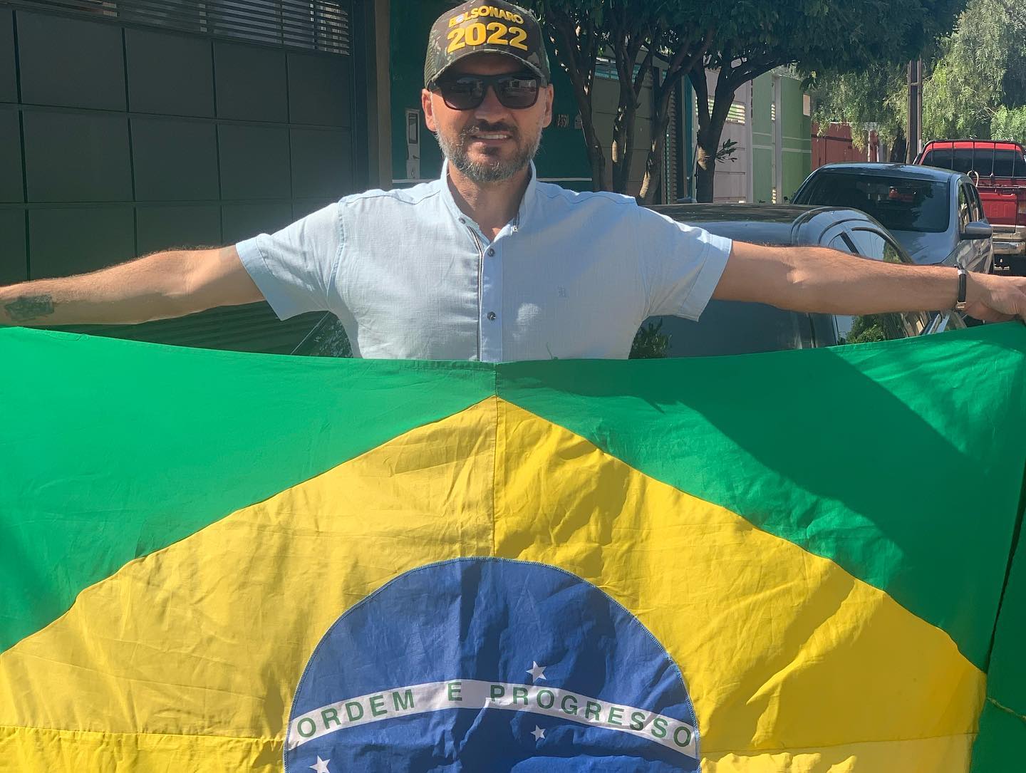 Junior Rodrigues segurando a bandeira do Brasil