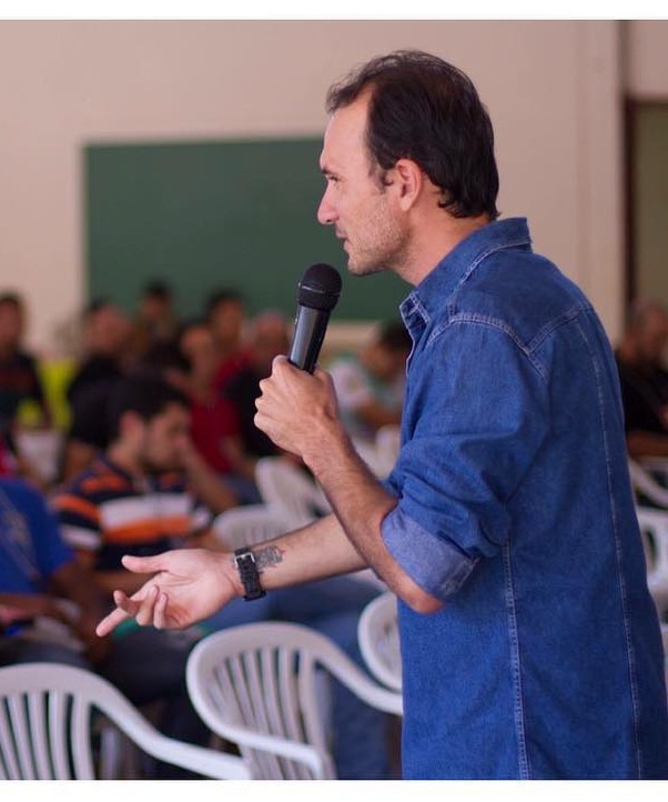 Junior Rodrigues palestrando em um encontro comunitário
